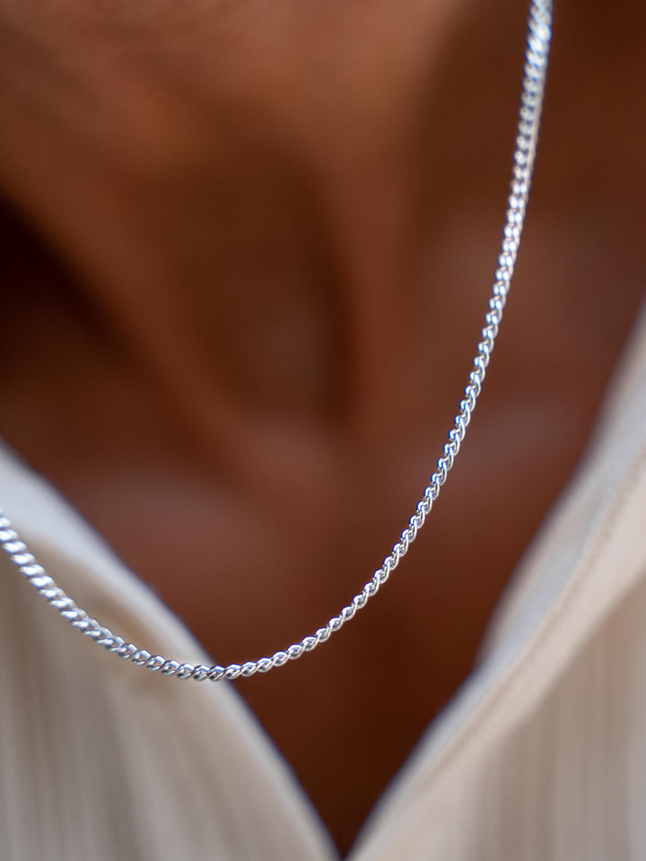 MINIMAL CHAIN NECKLACE